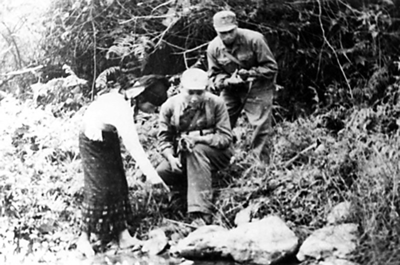 Đồng bào kịp thời báo cho lực lượng trực chiến về dấu vết của gián điệp, biệt kích xâm nhập vào địa bàn miền núi phía Bắc trong kháng chiến chống Mỹ. (Ảnh: Tư liệu/TTXVN phát)