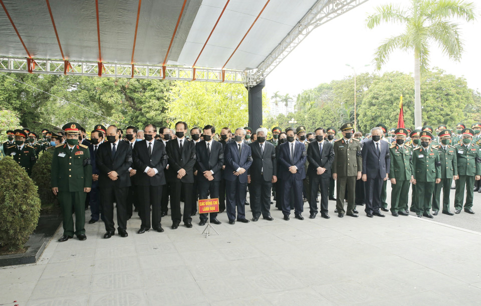 Thủ tướng Nguyễn Xuân Phúc và các vị lãnh đạo Đảng, Nhà nước dự Lễ an táng nguyên Tổng Bí thư Lê Khả Phiêu. (Ảnh: Doãn Tấn/TTXVN)