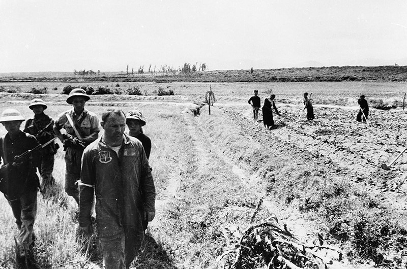 Sau khi Mỹ gây chiến tranh phá hoại miền Bắc lần thứ nhất (8/1964), Hội nghị Trung ương Đảng lần thứ 11 (3/1965) đã đề ra những nhiệm vụ cấp bách của cách mạng miền Bắc, tăng cường lực lượng quốc phòng, nêu cao ý chí Quyết tâm đánh thắng giặc Mỹ xâm lược, gây cho địch những thiệt hại nặng nề. Trong ảnh: Phi công Mỹ bị công an bắt sống trong chiến tranh phá hoại của Mỹ ra miền Bắc lần thứ nhất. (Nguồn: TTXVN)