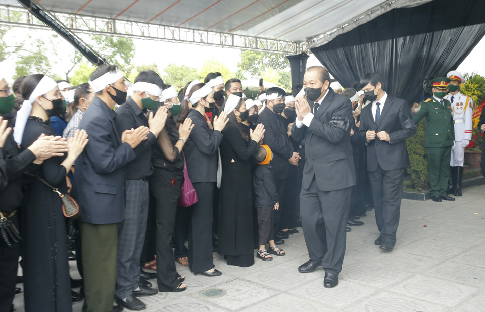 Phó Thủ tướng Thường trực Chính phủ Trương Hòa Bình và các đồng chí lãnh đạo Đảng, Nhà nước chia buồn với gia đình nguyên Tổng Bí thư Lê Khả Phiêu. (Ảnh: Doãn Tấn/TTXVN)