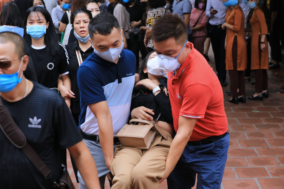 Một người dân ngất xỉu khi đi lễ tại Phủ Tây Hồ. (Ảnh: Thành Đạt/TTXVN)