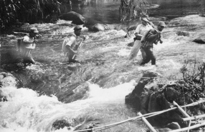 Chiến sỹ công an vũ trang tỉnh Lai Châu không ngại đèo cao, suối sâu, tuần tra bảo vệ khu vực. (1968). (Ảnh: TTXVN)