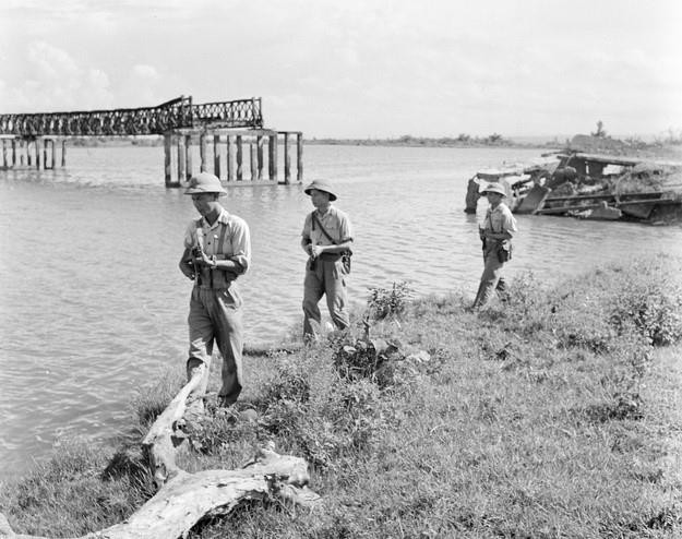 Chiến sỹ đơn vị 54 công an nhân dân vũ trang Vĩnh Linh tuần tra bảo vệ khu vực giới tuyến (1970). (Ảnh: TTXVN)