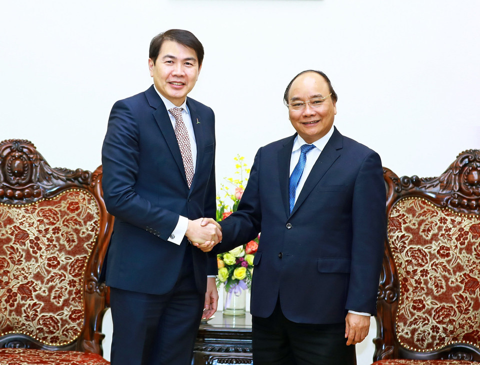 Tập đoàn CapitaLand của Singapore đã có mặt ở Việt Nam từ năm 1995 với tổng tài sản đầu tư 2,1 tỷ đôla Singapore. Trong cuộc gặp Thủ tướng Nguyễn Xuân Phúc ngày 27/3/2017, Chủ tịch và Tổng Giám Đốc điều hành Tập đoàn CapitaLand của Singapore Lim Ming Yan chia sẻ kế hoạch đóng góp vào Việt Nam và khẳng định cam kết dài lâu về hành trình đô thị hóa Việt Nam, nhất là ở Hà Nội và Thành phố Hồ Chí Minh. (Ảnh: Thống Nhất/TTXVN)