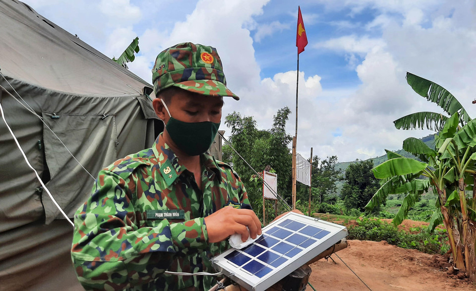 Chiến sỹ bộ đội Biên phòng Quảng Trị vệ sinh tấm pin Mặt Trời phục vụ cho sinh hoạt. (Ảnh: Hồ Cầu/TTXVN)