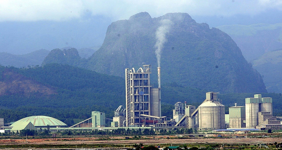 Năm 2012, PT Semen Gresik, Tập đoàn ximăng lớn nhất Indonesia chi 230 triệu USD mua lại 70% cổ phần tại Công ty CP Xi măng Thăng Long từ Geleximco. Sự tham gia của Semen Gresik của Indonesia đã đưa Ximăng Thăng Long trở thành một công ty có sự gia tăng mạnh mẽ về năng lực tài chính (vốn điều lệ tăng từ 1.750 tỷ đồng lên 4.200 tỷ đồng), về đội ngũ quản lý và thương hiệu; tạo tiền đề cho sự phát triển mạnh mẽ và bền vững trong tương lai. (Ảnh: Huy Hùng/TTXVN)