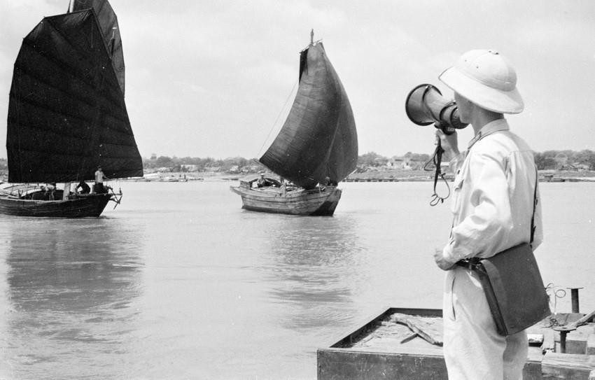 Cảnh sát dùng loa hướng dẫn thuyền bè, ca nô đi đúng luồng đường tránh tai nạn (6/1968). (Ảnh: TTXVN)