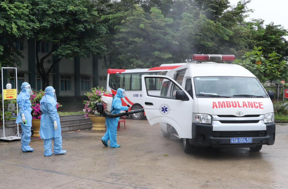 Công tác khử khuẩn được thực hiện nghiêm ngặt đối với tất cả các phương tiện đi ra và đi vào khu vực. (Ảnh: Quốc Dũng/TTXVN)