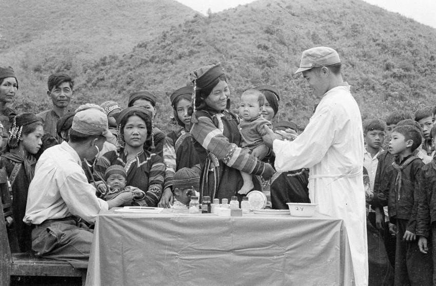 Chiến sỹ công an nhân dân vũ trang tỉnh Lai Châu tổ chức khám sức khỏe và phổ biến cách phòng chữa bệnh cho nhân dân địa phương (1968). (Ảnh: TTXVN)