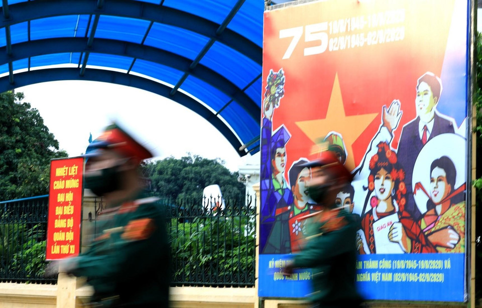 Panô chào mừng Quốc khánh 2/9 được dựng trên đường Điện Biên Phủ trước cửa Bảo tàng Lịch sử Việt Nam. (Ảnh: Thành Đạt/TTXVN)