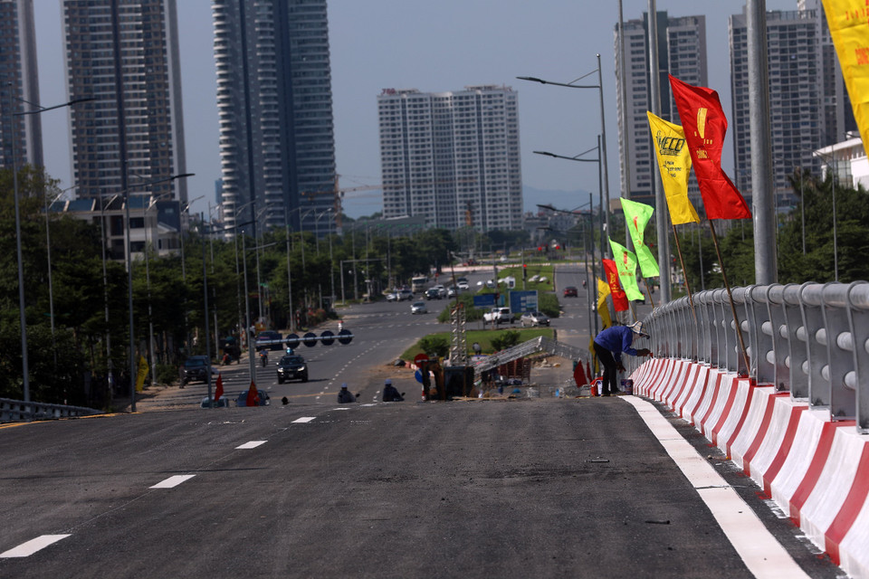 Công nhân đang hoàn thiện những công đoạn cuối trước khi thông cầu. (Ảnh: Huy Hùng/TTXVN)