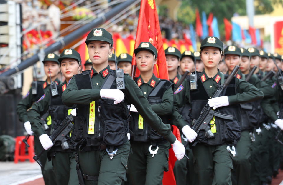 Khối cảnh sát đặc nhiệm diễu hành tại lễ khai mạc. (Ảnh: Dương Giang/TTXVN)