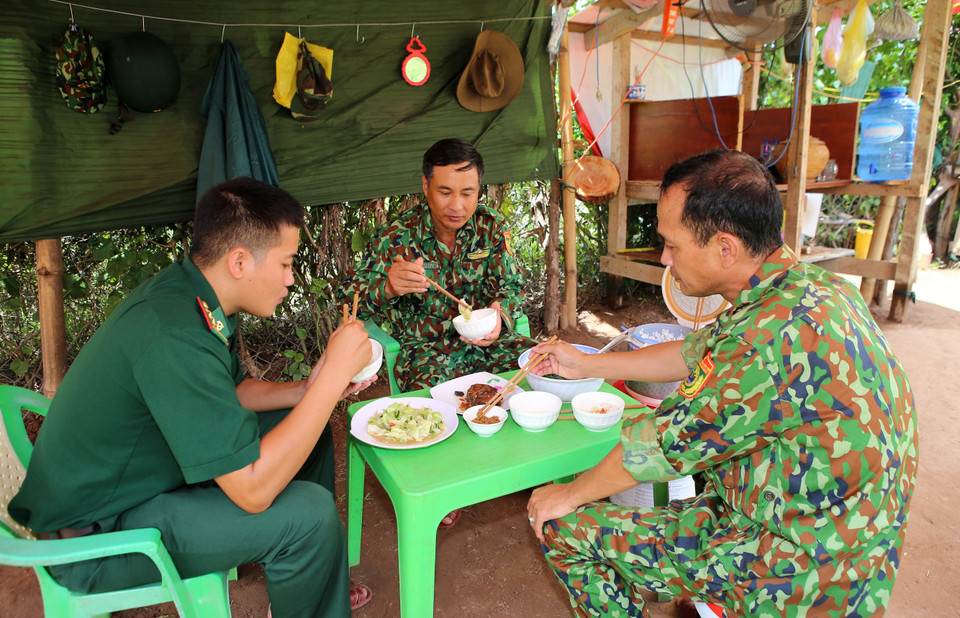 Bữa cơm đạm bạc của cán bộ chiến sỹ bộ đội Biên phòng Quảng Trị trên chốt biên giới. (Ảnh: Hồ Cầu/TTXVN)