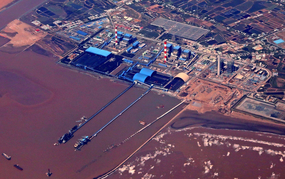 Dự án nhà máy nhiệt điện Duyên Hải 2, công suất khoảng 1.200 MW, một thành phần của trung tâm Điện lực Duyên Hải, do Tập đoàn Janakuasa Malaysia đầu tư theo hình thức BOT với tổng vốn 2,4 tỷ USD, là dự án thu hút vốn ngoại lớn thứ hai, chỉ sau tổ hợp Samsung Display tại Bắc Ninh. (Ảnh: Ngọc Hà/TTXVN)