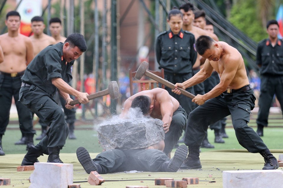Cảnh sát cơ động biểu diễn các bài khí công. (Ảnh: Dương Giang/TTXVN)