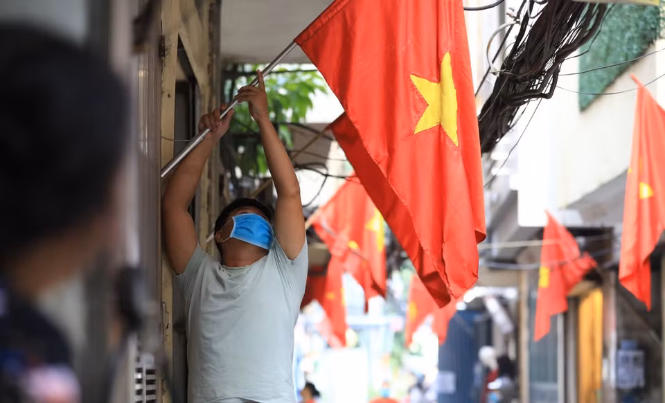 Cờ Tổ quốc được hộ dân treo tại một ngõ nhỏ ở trung tâm thành phố Hà Nội. (Ảnh: Thành Đạt/TTXVN)