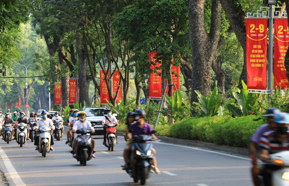 Dọc tuyến phố Hoàng Diệu được trang hoàng rực rỡ chào mừng Quốc khánh 2/9. (Ảnh: Thành Đạt/TTXVN)