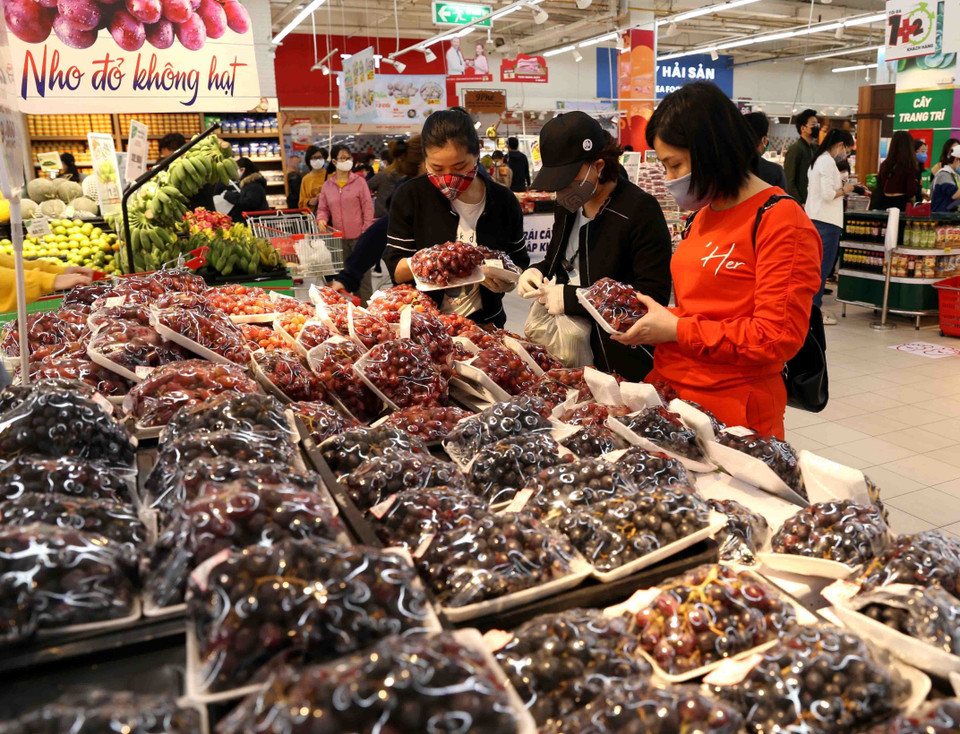 Từ 29/4/2016, Tập đoàn Central Group (Thái Lan) chính thức sở hữu toàn bộ hệ thống siêu thị Big C của Việt Nam, thay vì Tập đoàn Casino của Pháp như trước đây. Trong ảnh: Người tiêu dùng chọn mua sản phẩm tại hệ thống siêu thị Big C Thăng Long (Hà Nội). (Ảnh: Vũ Sinh/TTXVN)