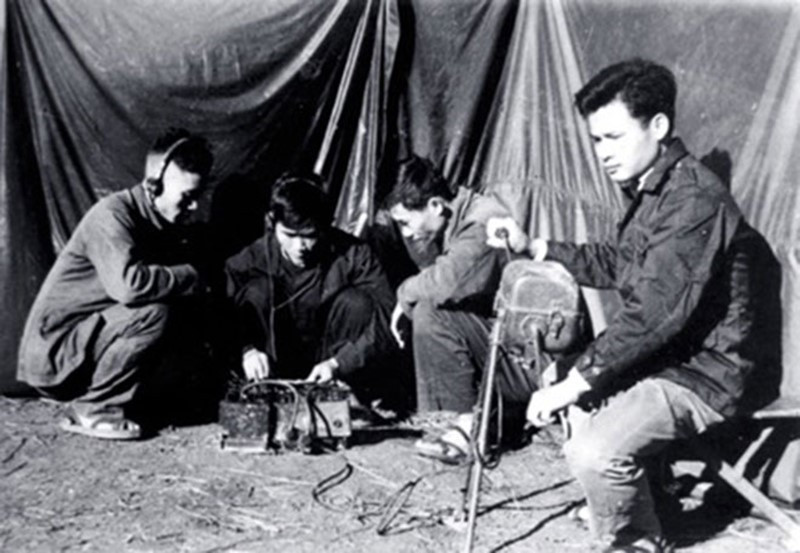 Các trinh sát của Đội chống gián điệp, biệt kích Bộ Công an giám sát nhân viên điện đài của toán gián điệp, biệt kích liên lạc về Trung tâm chỉ huy ở Sài Gòn. (Ảnh: Tư liệu/TTXVN phát)