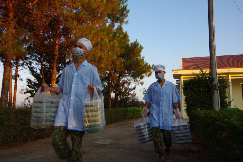 Những bữa cơm chứa đựng ân tình của lực lượng vũ trang tỉnh Gia Lai dành cho người dân trong khu cách ly y tế. (Ảnh: Hồng Điệp/TTXVN)