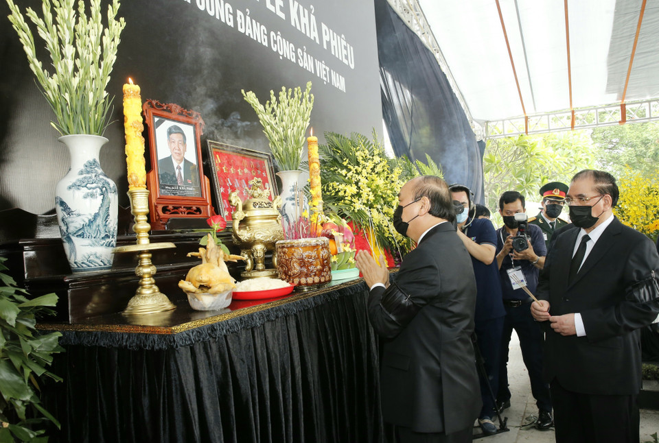 Thủ tướng Nguyễn Xuân Phúc và các vị lãnh đạo Đảng Nhà nước thắp hương tại Lễ an táng nguyên Tổng Bí thư Lê Khả Phiêu. (Ảnh: Doãn Tấn/TTXVN)