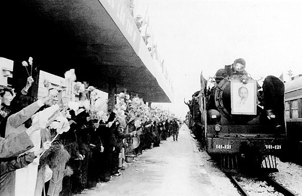 Đại thắng mùa Xuân năm 1975 đã đưa đất nước ta bước vào thời kỳ cả nước độc lập, thống nhất, đi lên chủ nghĩa xã hội. Toàn Đảng, toàn dân, toàn quân tập trung trí lực, ra sức hàn gắn vết thương chiến tranh, xây dựng cuộc sống mới, thực hiện nhiệm vụ xây dựng và bảo vệ Tổ quốc Việt Nam xã hội chủ nghĩa. Trong ảnh: Đoàn tàu Thống Nhất từ Thành phố Hồ Chí Minh tới ga Hà Nội ngày 4/1/1977 trước sự vui mừng của nhân dân Thủ đô. (Nguồn: Tư liệu TTXVN)