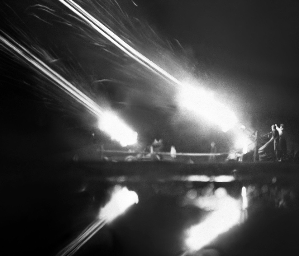 Giai đoạn 1954-1975, Đảng lãnh đạo miền Bắc khôi phục và phát triển kinh tế, không ngừng chi viện cho chiến trường miền Nam, chiến đấu chống các cuộc chiến tranh phá hoại của Mỹ ra miền Bắc. Trong ảnh: Chiến thắng Hà Nội - Điện Biên Phủ trên không 12 ngày đêm cuối tháng 12/1972 là bước ngoặt quan trọng về chiến lược đối với cách mạng Việt Nam, đánh bại hoàn toàn ý chí tiếp tục chiến tranh xâm lược của đế quốc Mỹ, buộc Mỹ trở lại bàn đàm phán và ký kết Hiệp định Paris ngày 27/1/2973, góp phần hoàn thành vẻ vang sự nghiệp đấu tranh giải phóng dân tộc. (Nguồn: TTXVN)