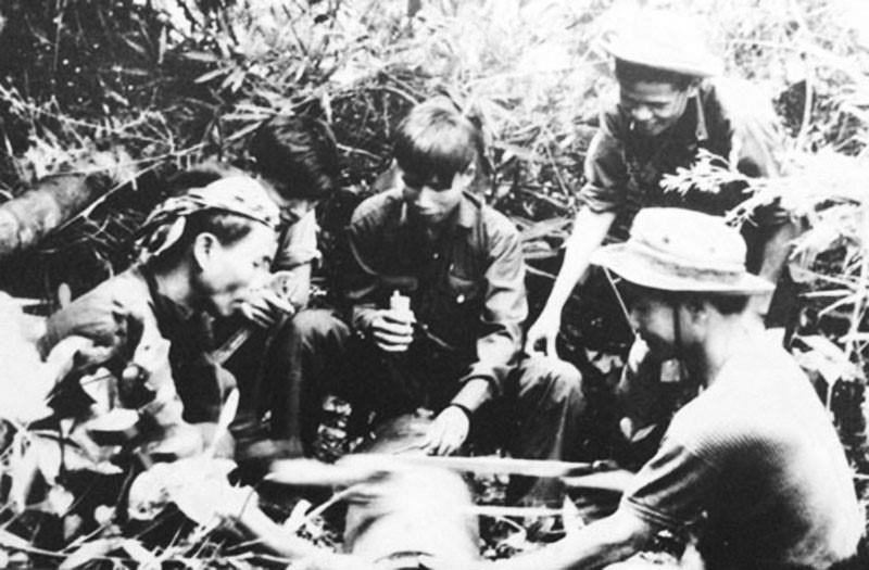 Chiến sỹ An ninh vũ trang tháo bom của địch lấy thuốc nổ chế tạo vũ khí đánh địch. (Ảnh: Tư liệu/TTXVN phát)