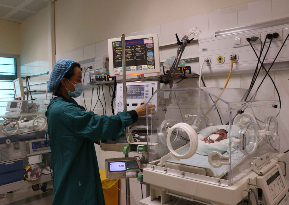 Chăm sóc và điều trị trẻ sơ sinh non yếu tại Khoa sơ sinh, Bệnh viện Sản Nhi tỉnh Bắc Ninh. (Ảnh: Thái Hùng/TTXVN)