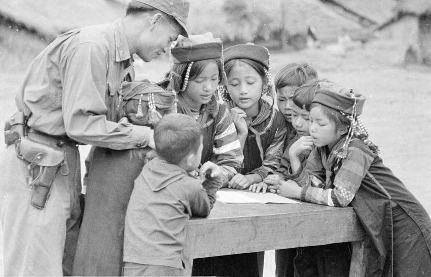 Chiến sỹ công an nhân dân vũ trang tỉnh Lai Châu thường xuyên giúp đỡ các em học sinh địa phương học tập (1968). (Ảnh: TTXVN)