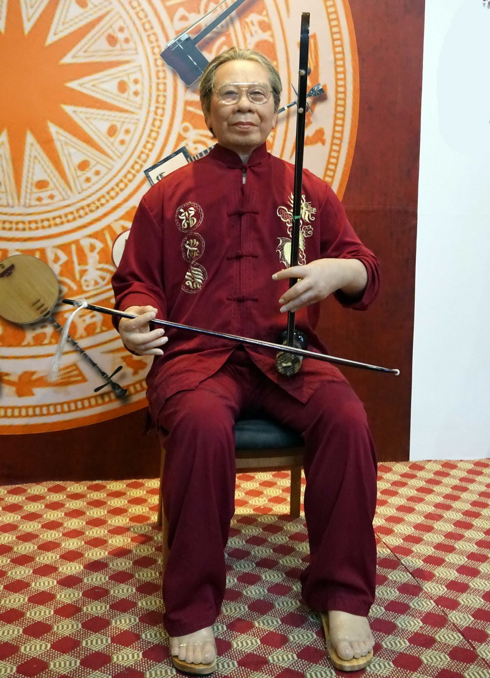 Tượng sáp cố giáo sư Trần Văn Khê. (Ảnh: Phương Vy/TTXVN)