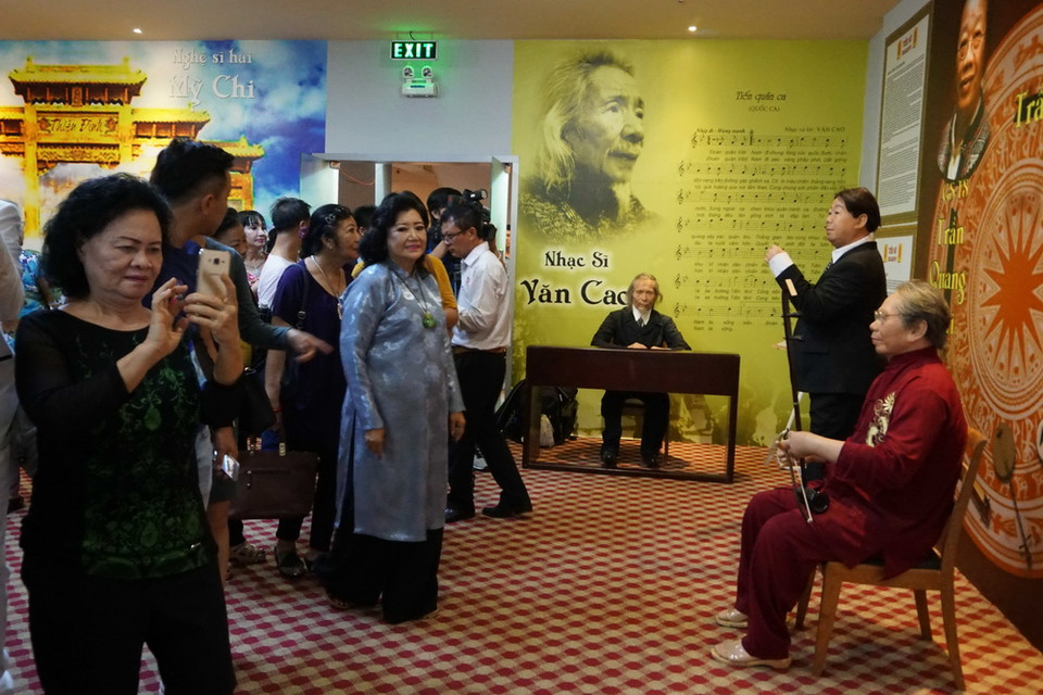 Các nghệ sỹ và khách tham quan Nhà trưng bày tượng sáp nghệ sỹ Việt Nam. (Ảnh: Phương Vy/TTXVN)