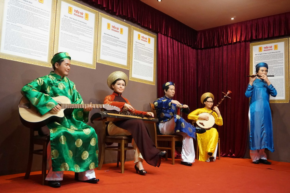 Quần thể tượng sáp các nghệ sỹ tại Nhà trưng bày. (Ảnh: Phương Vy/TTXVN)