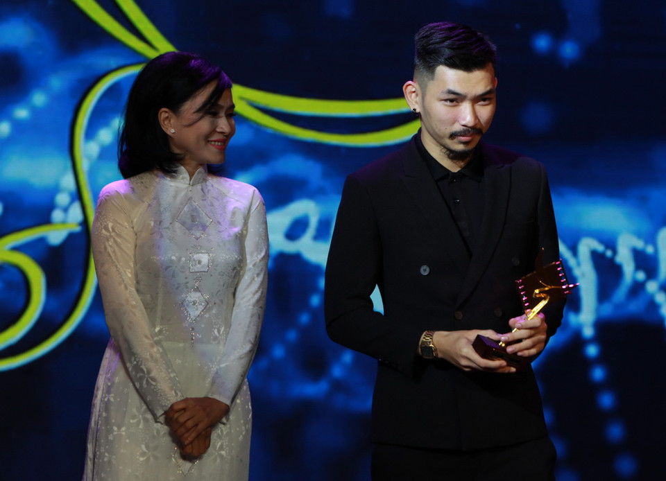 Nam diễn viên chính xuất sắc nhất thể loại phim điện ảnh thuộc về Hà Hiền vai Cường phim ​'Sút.'(Ảnh: Phương Vy/TTXVN)