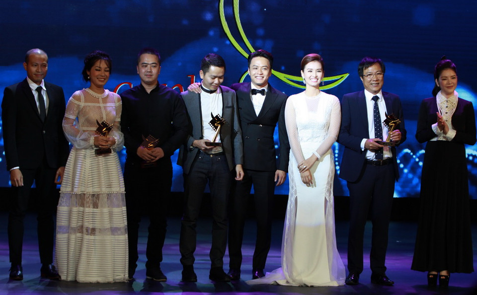  Cánh Diều Vàng và đạo diễn phim truyền hình xuất sắc thuộc về 'Zippo, Mù tạt và em' (đạo diễn Trọng Trinh - Bùi Tiến Huy, Trung tâm sản xuất phim truyền hình VFC - Đài truyền hình Việt Nam). Phim đồng thời đoạt giải đạo diễn xuất sắc. (Ảnh: Phương Vy-TTXVN)