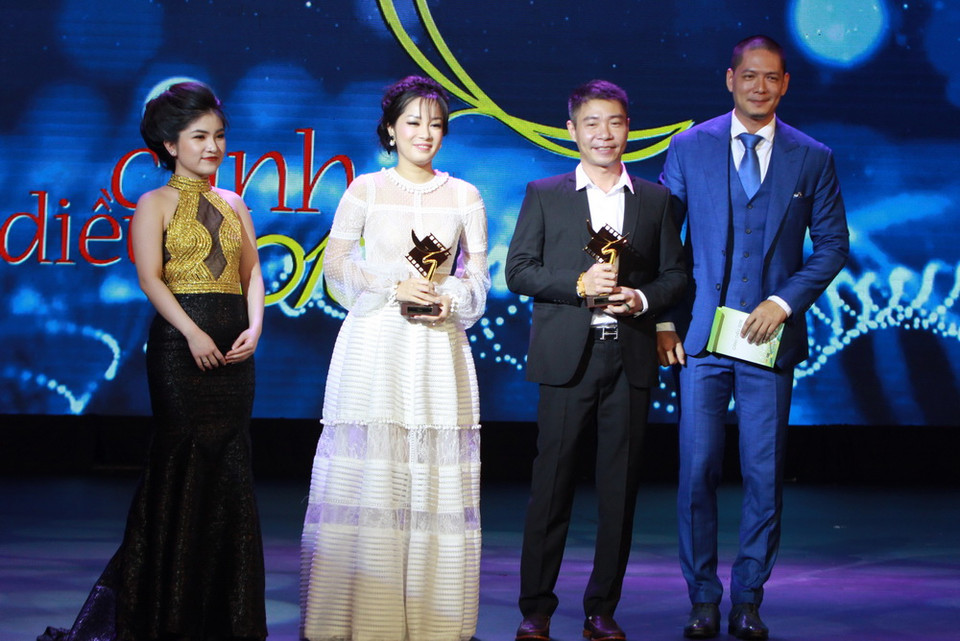 Nam diễn viên phụ xuất sắc nhất thể loại phim truyền hình thuộc về nghệ sỹ ưu tú Công Lý vai Tuyền phim ​'Chiều ngang qua phố cũ​' và nữ diễn viên phụ xuất sắc nhất thể loại phim truyền hình thuộc về Minh Hương vai Hoài phim ​'Zippo, Mù tạt và em.' (Ảnh: Phương Vy/TTXVN)