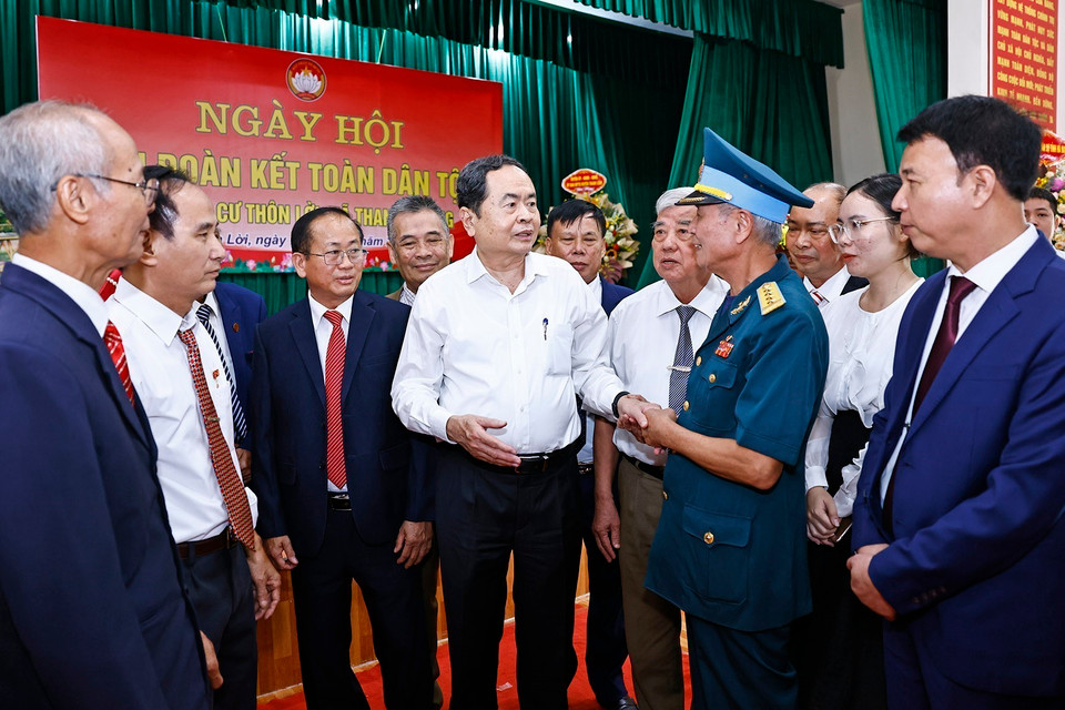 Chủ tịch Quốc hội Trần Thanh Mẫn với đại biểu. (Ảnh: Doãn Tấn/TTXVN)