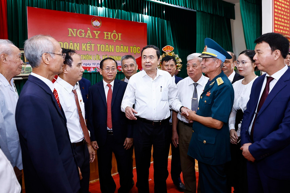 Chủ tịch Quốc hội Trần Thanh Mẫn với đại biểu. (Ảnh: Doãn Tấn/TTXVN)