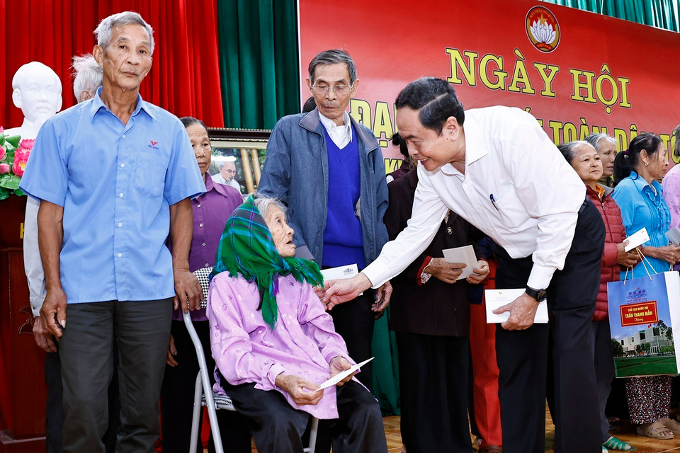 Chủ tịch Quốc hội Trần Thanh Mẫn tặng quà đại biểu. (Ảnh: Doãn Tấn/TTXVN)