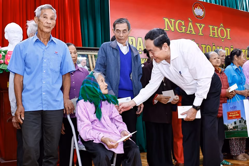 Chủ tịch Quốc hội Trần Thanh Mẫn tặng quà đại biểu. (Ảnh: Doãn Tấn/TTXVN)