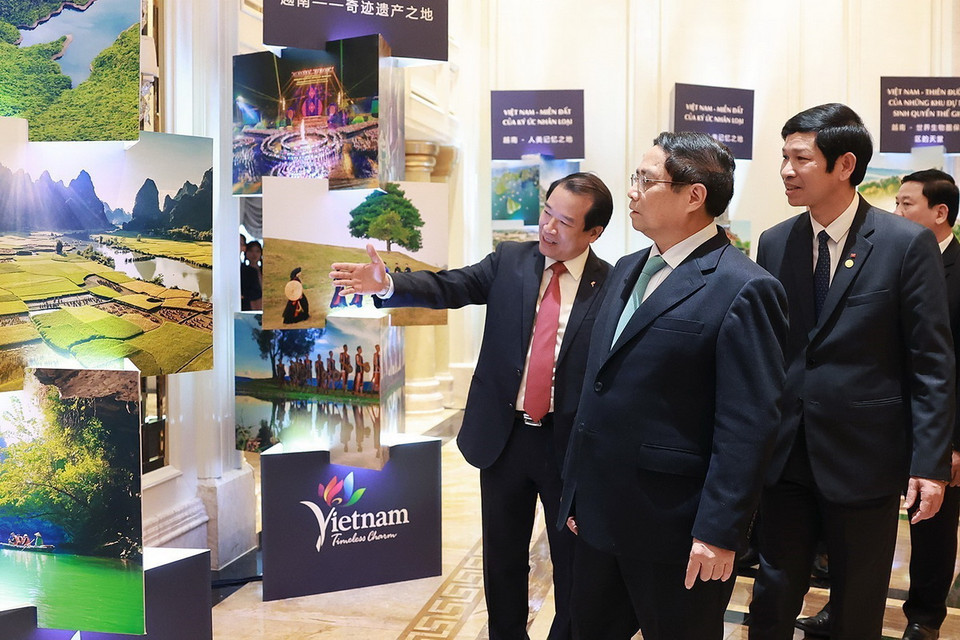 Thủ tướng Phạm Minh Chính tham quan trưng bày ảnh về văn hóa và du lịch Việt Nam. (Ảnh: Dương Giang/TTXVN)