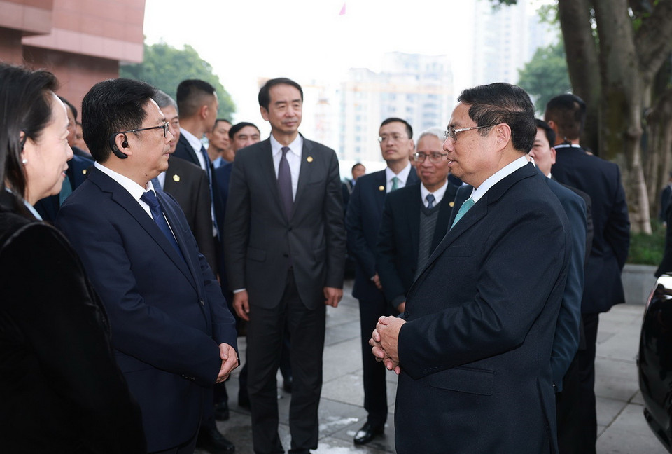 Lãnh đạo Khu di tích lịch sử Hồng Nham đón Thủ tướng Phạm Minh Chính đến thăm. (Ảnh: Dương Giang/TTXVN)