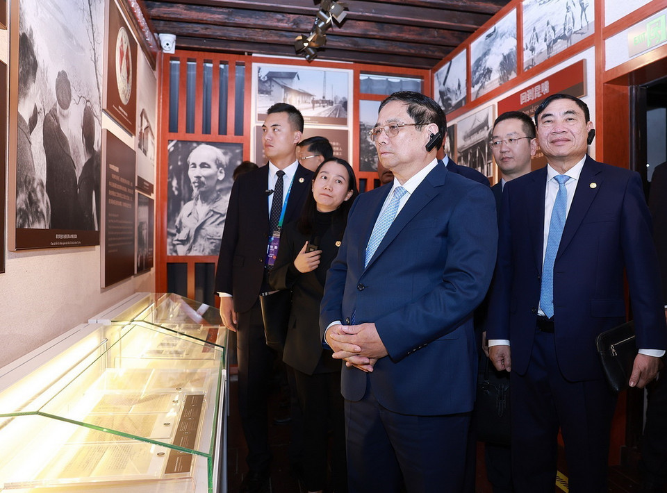 Thủ tướng Phạm Minh Chính thăm Khu di tích nơi ở của Chủ tịch Hồ Chí Minh tại số nhà 91 phố Nam Hoa Sơn, quận Ngũ Hoa, thành phố Côn Minh. (Ảnh: Dương Giang/TTXVN)