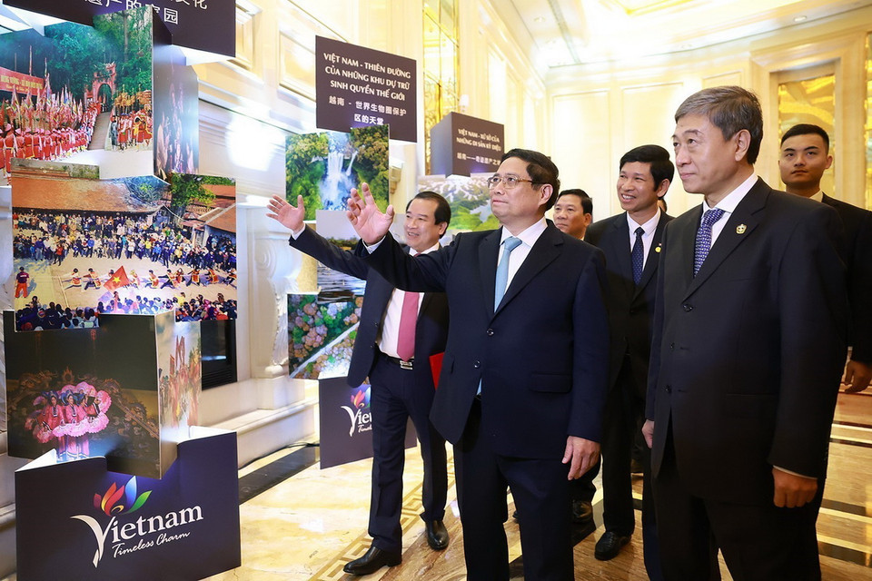 Thủ tướng Phạm Minh Chính tham quan trưng bày ảnh về văn hóa và du lịch Việt Nam. (Ảnh: Dương Giang/TTXVN)