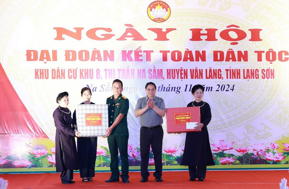 Thủ tướng Phạm Minh Chính tặng quà cho Khu dân cư 8, thị trấn Na Sầm. (Ảnh: Dương Giang/TTXVN)