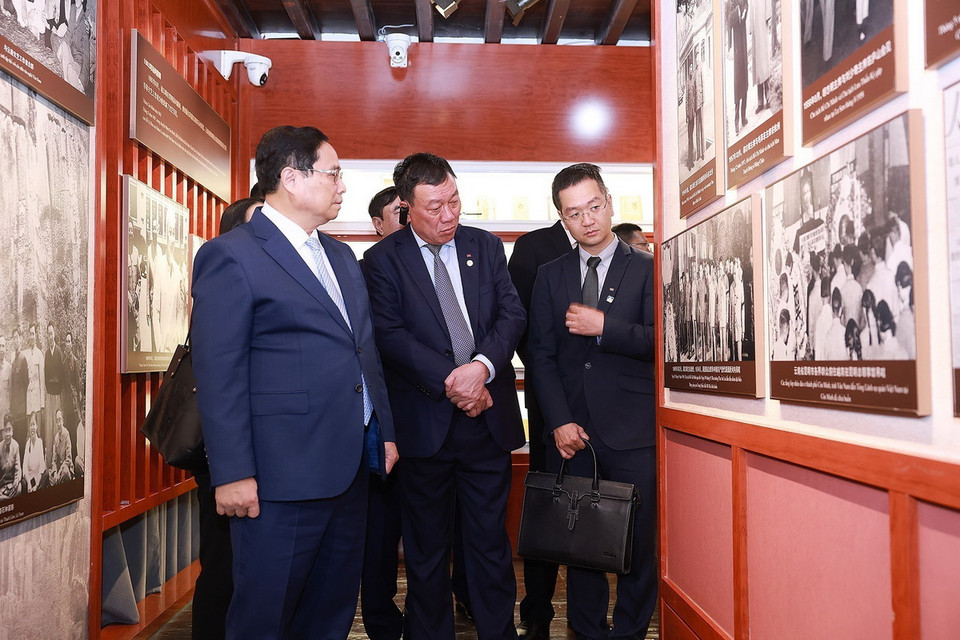 Thủ tướng Phạm Minh Chính xem ảnh tư liệu tại Khu di tích nơi ở của Chủ tịch Hồ Chí Minh tại số nhà 91 phố Nam Hoa Sơn, quận Ngũ Hoa, thành phố Côn Minh. (Ảnh: Dương Giang/TTXVN)