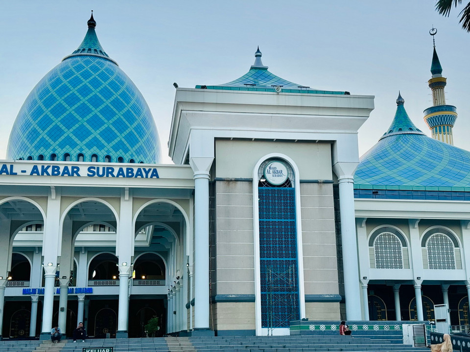 Nằm giữa thành phố Surabaya nhộn nhịp của Indonesia, nhà thờ Hồi giáo Al-Akbar Surabaya là trung tâm văn hóa và xã hội quan trọng của cộng đồng Hồi giáo nơi đây. Không chỉ là nơi thờ phụng thiêng liêng, Thánh đường này được ví như viên ngọc xanh nổi bật, một biểu tượng kiến trúc kết hợp giữa truyền thống và hiện đại đầy ấn tượng. (Ảnh: Đỗ Quyên/TTXVN)