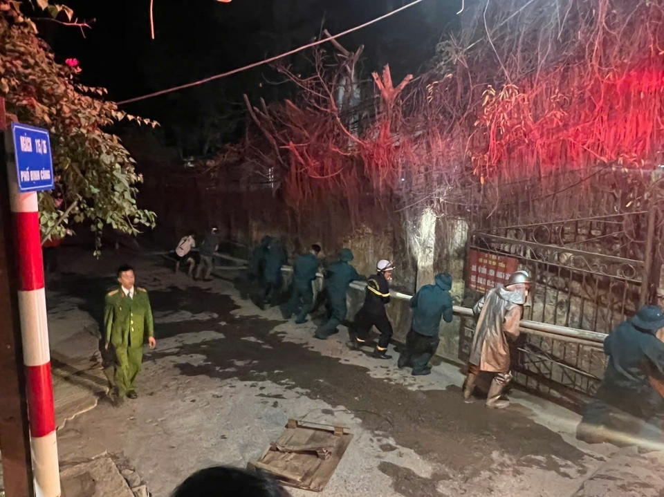 Lực lượng chữa cháy triển khai phương án &#x8;tiếp cận do đường hẹp, xe chữa cháy không vào được sát nơi xảy ra cháy. (Ảnh: Phạm Kiên/TTXVN)