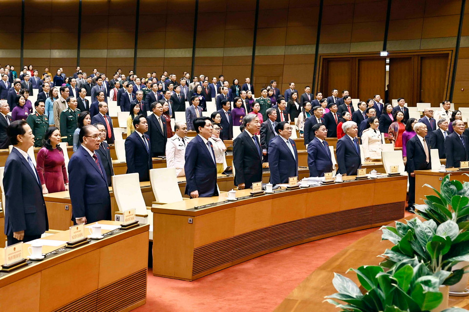 Tổng Bí thư Tô Lâm và các đồng chí Lãnh đạo, nguyên Lãnh đạo Đảng, Nhà nước và đại biểu thực hiện nghi thức chào cờ bế mạc kỳ họp. (Ảnh: TTXVN)