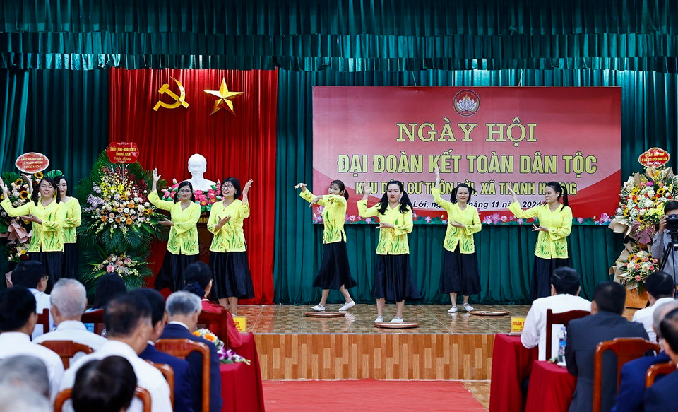 Tiết mục văn nghệ chào mừng ngày hội. (Ảnh: Doãn Tấn/TTXVN)